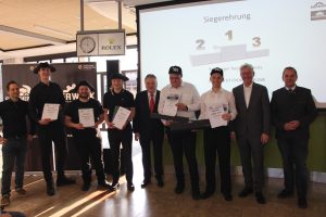 Die Sieger der Wettbewerbe BIERWERK und FLEISCHERSWERK mit OStR Marco Scherl (1.v.l.), Landrat KlausPeter Söllner (Mitte), Christian Herpich (2.v.r.) und OStD Alexander Battistella (1.v.r.) Foto: Berufsschule Kulmbach